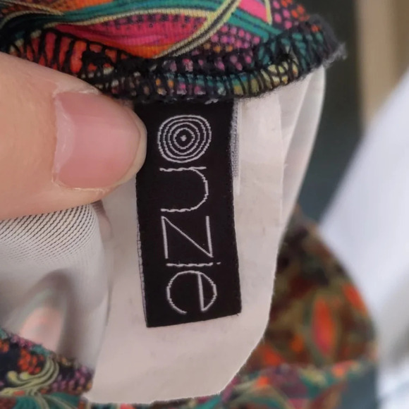 Onzie Tuxedo Balinese Cropped Leggings - Picture 5 of 8